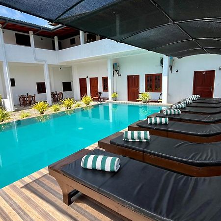 Sundowners Guesthouse ヒッカドゥワ エクステリア 写真