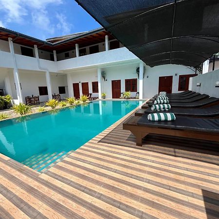 Sundowners Guesthouse ヒッカドゥワ エクステリア 写真