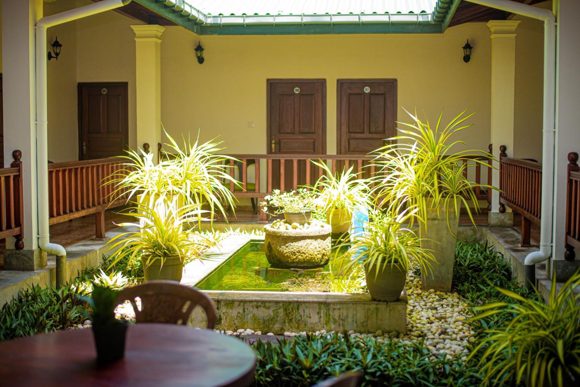 Sundowners Guesthouse ヒッカドゥワ エクステリア 写真