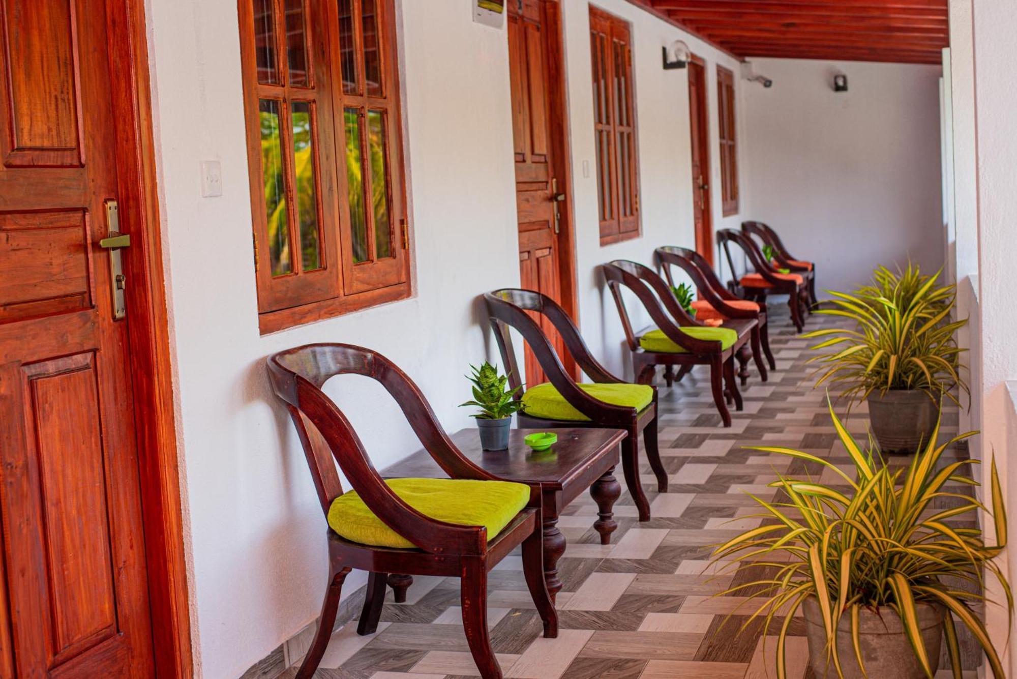 Sundowners Guesthouse ヒッカドゥワ エクステリア 写真