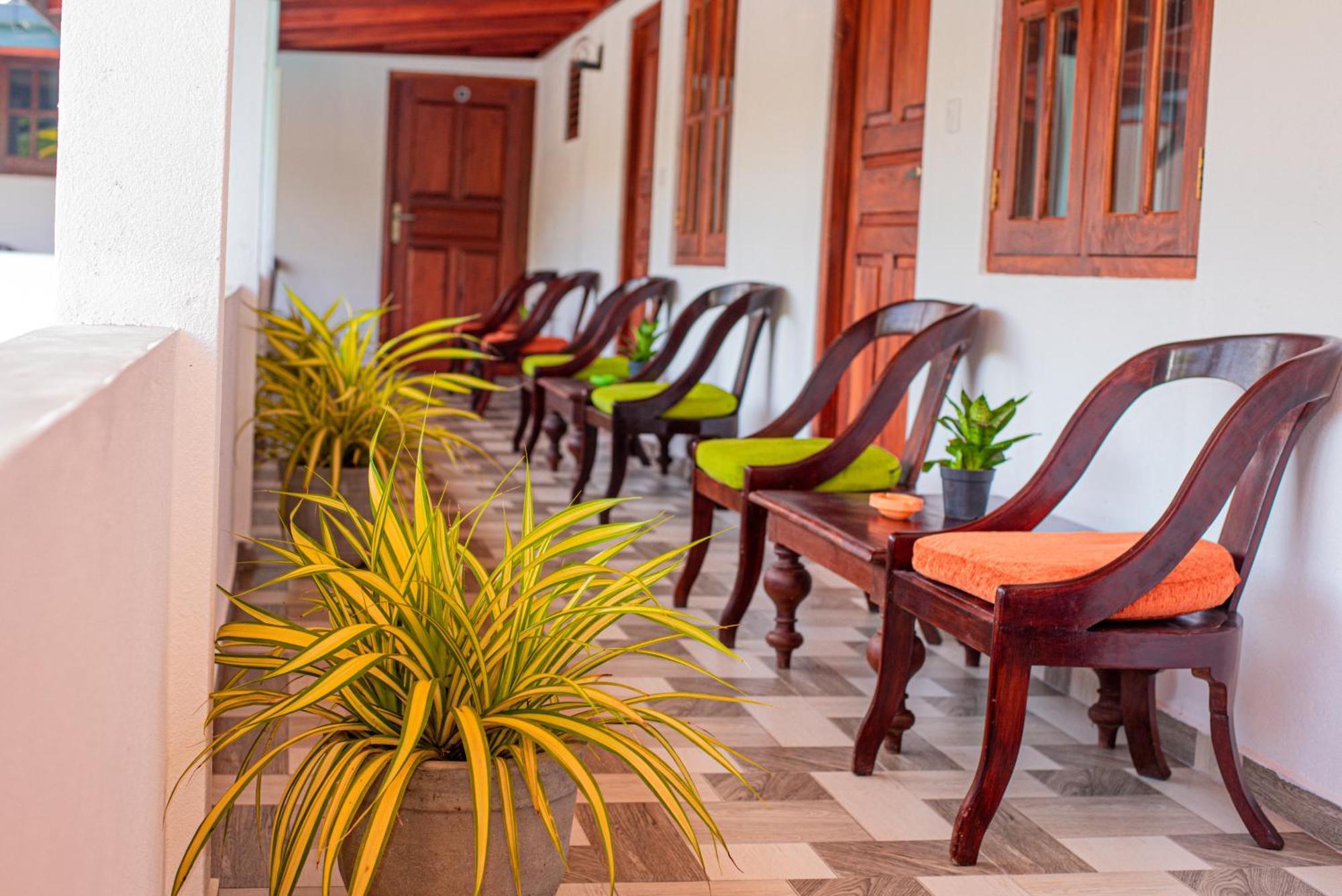 Sundowners Guesthouse ヒッカドゥワ エクステリア 写真