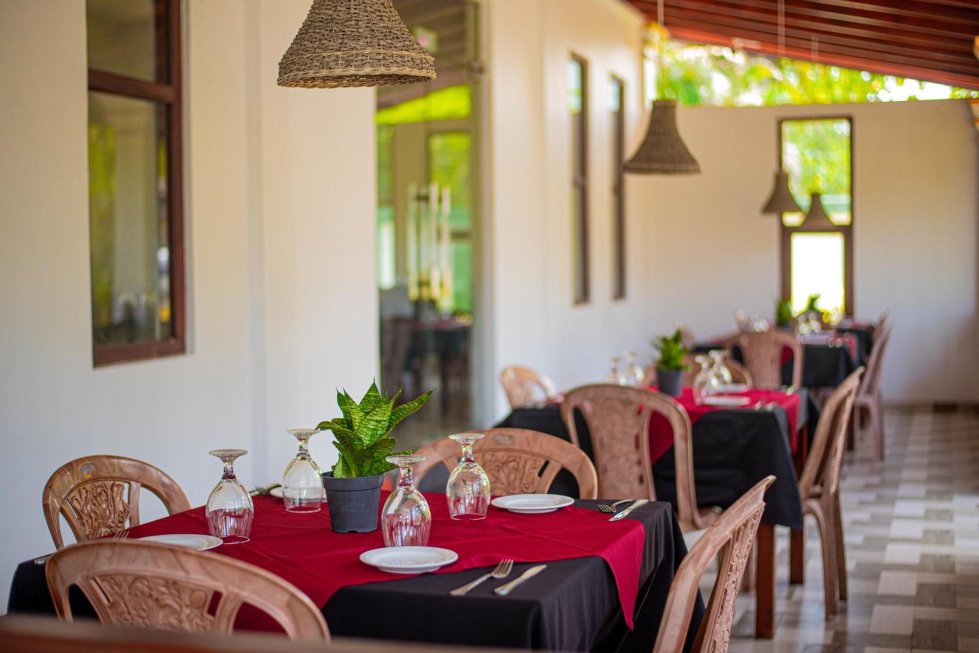 Sundowners Guesthouse ヒッカドゥワ エクステリア 写真