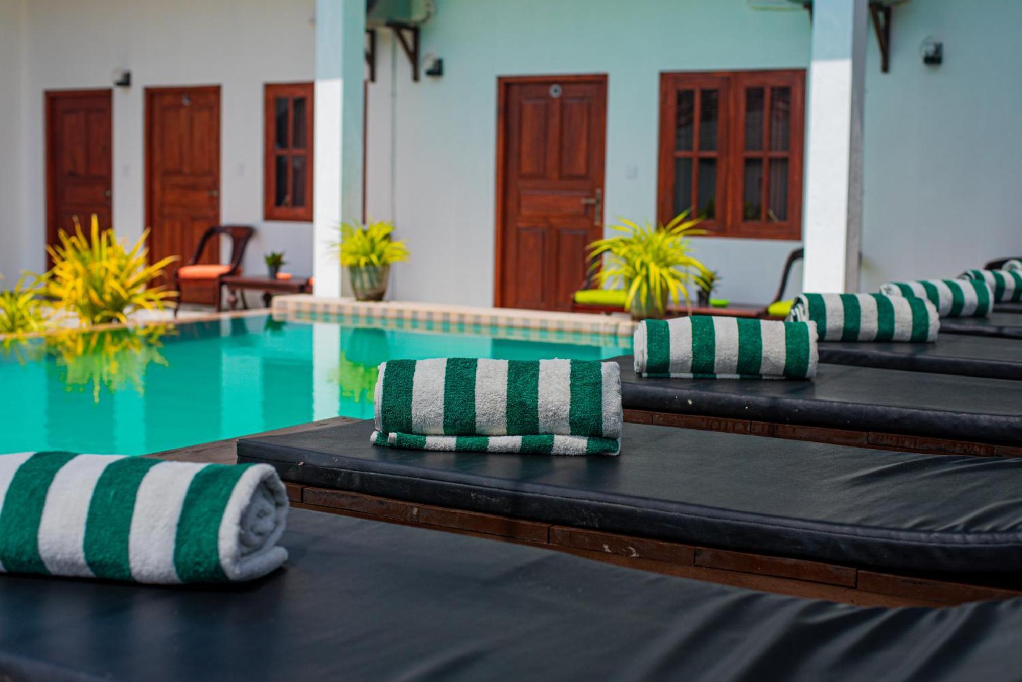 Sundowners Guesthouse ヒッカドゥワ エクステリア 写真