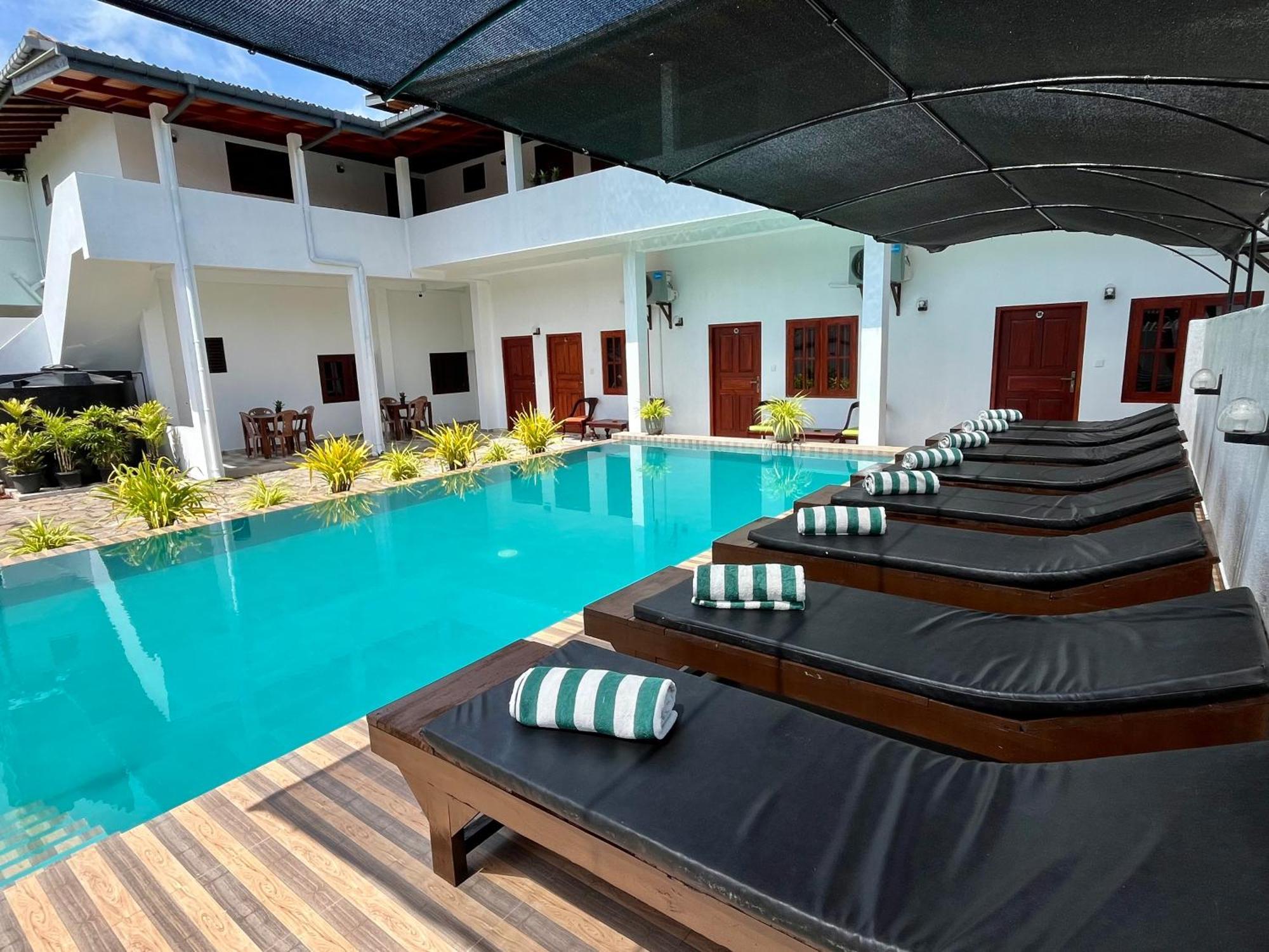 Sundowners Guesthouse ヒッカドゥワ エクステリア 写真