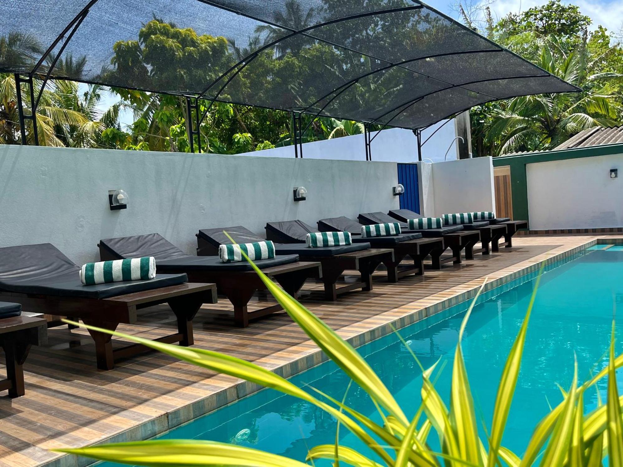 Sundowners Guesthouse ヒッカドゥワ エクステリア 写真