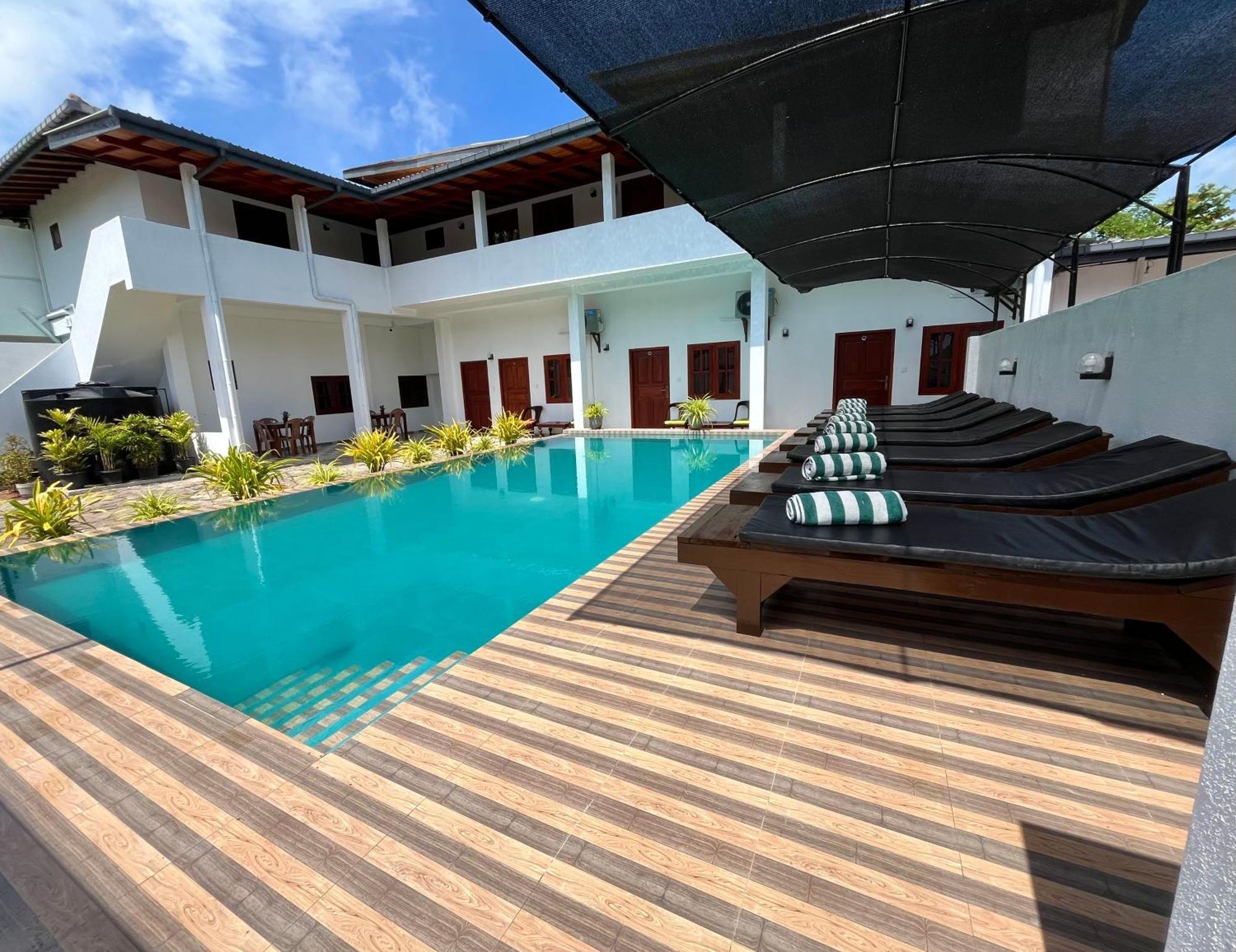 Sundowners Guesthouse ヒッカドゥワ エクステリア 写真